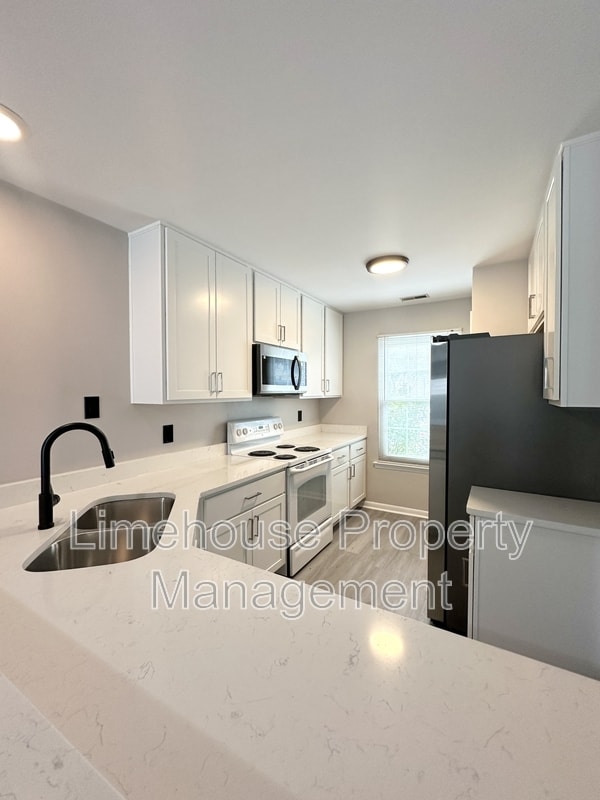 Building Photo - 4005 Salem Terrace