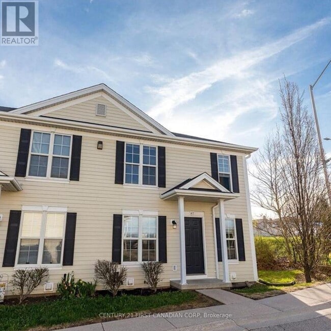 Building Photo - 600 Sarnia Rd