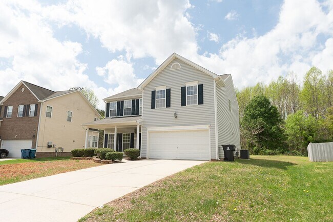 Foto del edificio - Spacious beautiful 4 bedroom 2.5 bath home  In Greensboro with an office/upstairs loft/ sunroom/ ...