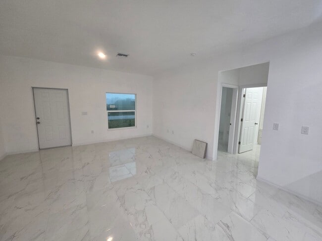 Foto del edificio - BRAND NEW THREE BEDROOM, 2 BATH, 1 CAR GAR...