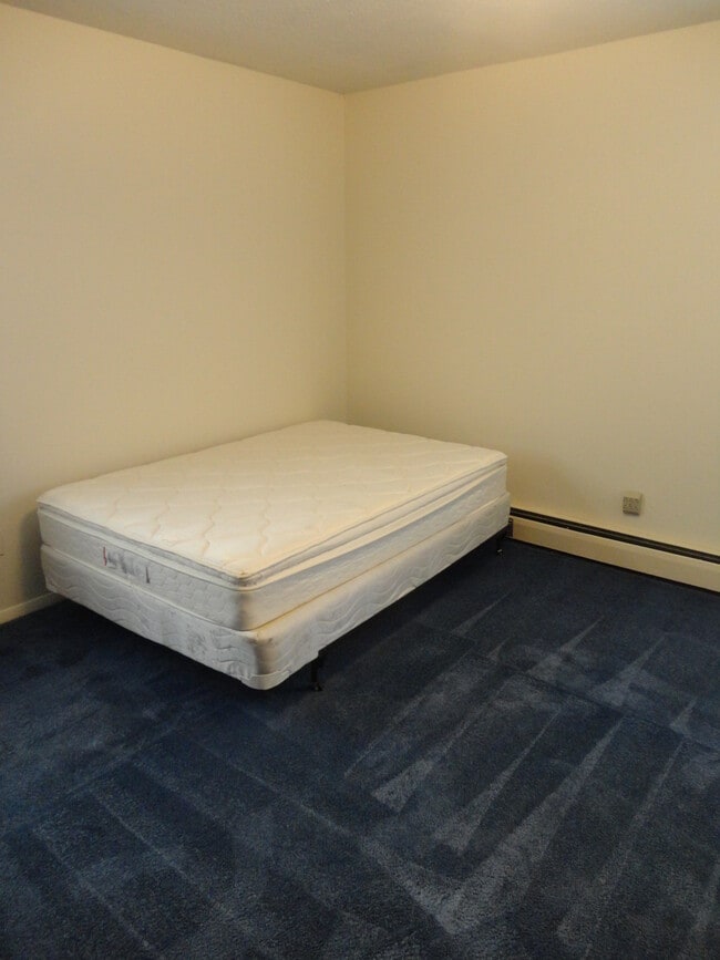 Building Photo - 204 E Mulberry St