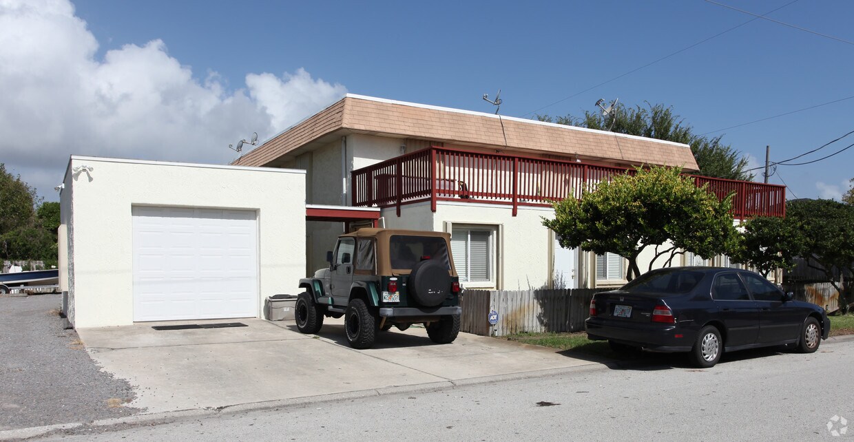 Building Photo - 402 8th Ave S