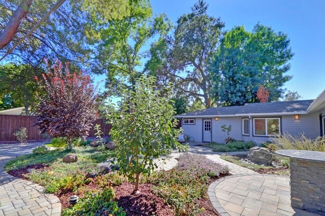 Building Photo - 4 br, 2.5 bath House - 1034 Miller Drive