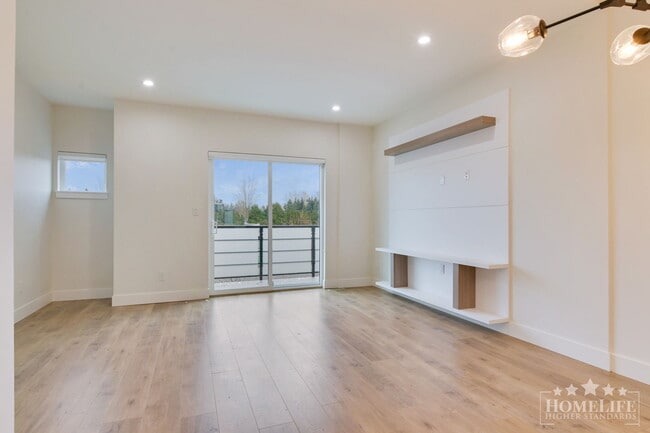 Building Photo - Modern 3 Bed 3 Bath Townhome for Rent in Pacific Douglas!