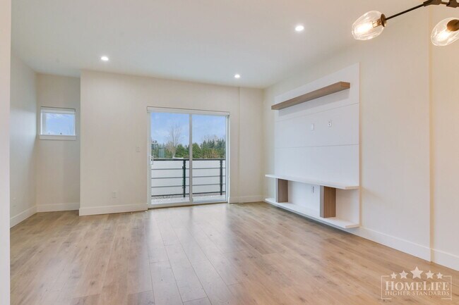 Photo du bâtiment - Modern 3 Bed 3 Bath Townhome for Rent in Pacific Douglas!