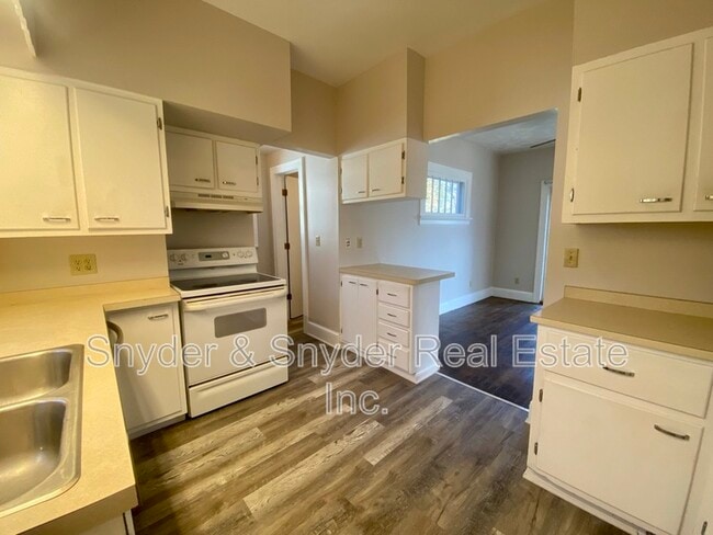 Building Photo - 623 Doris Ave