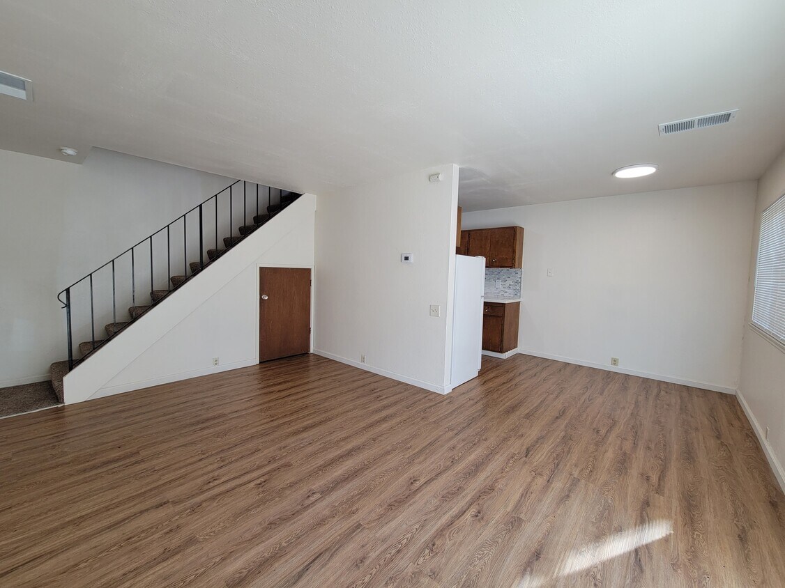 Primary Photo - 1402 Drake Dr