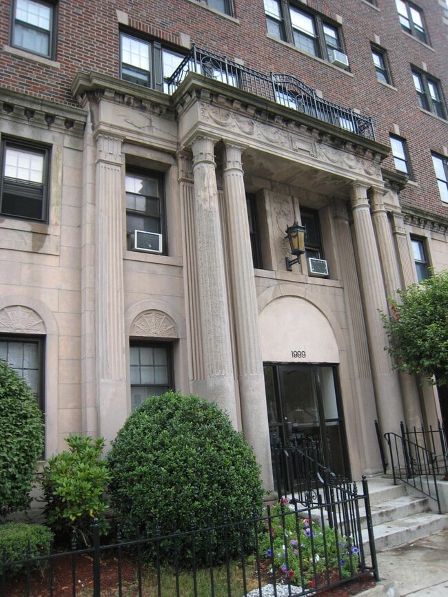 Building Photo - 2003 Commonwealth Ave