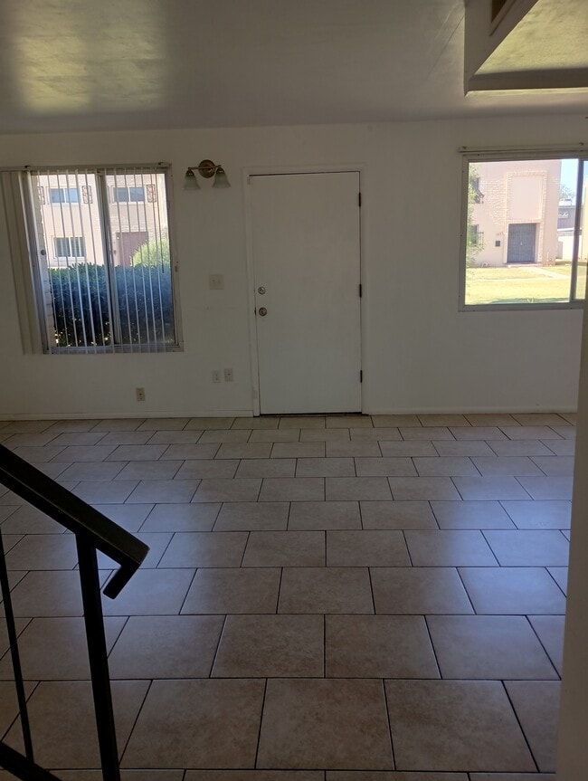 Building Photo - 2046 W Hazelwood Pky