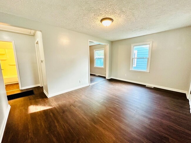 Building Photo - 2BR off Taylor Blvd with open floor plan n...