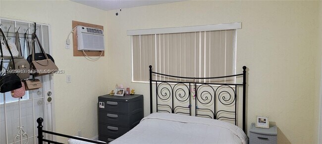 Foto del edificio - 2441 SW 27th Ave