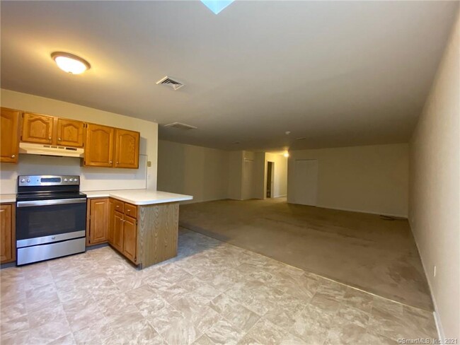 Building Photo - 1481 Southford Rd