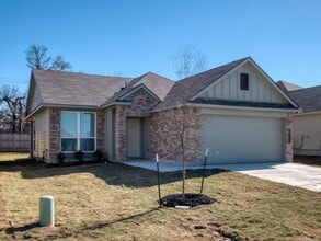 Building Photo - 611 Fallbrook Dr