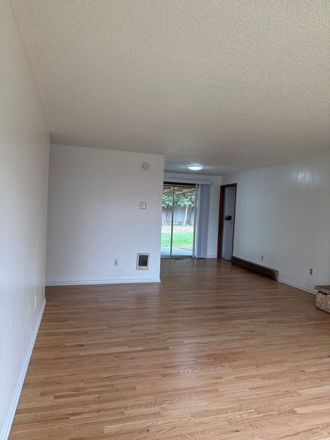 Foto del edificio - Great location in Milwaukie, OR! 3 bedroom 1 bath home with a large yard!