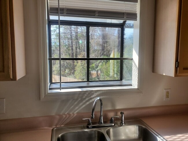 Building Photo - Large 2 bedroom 1 bath unit - upstairs