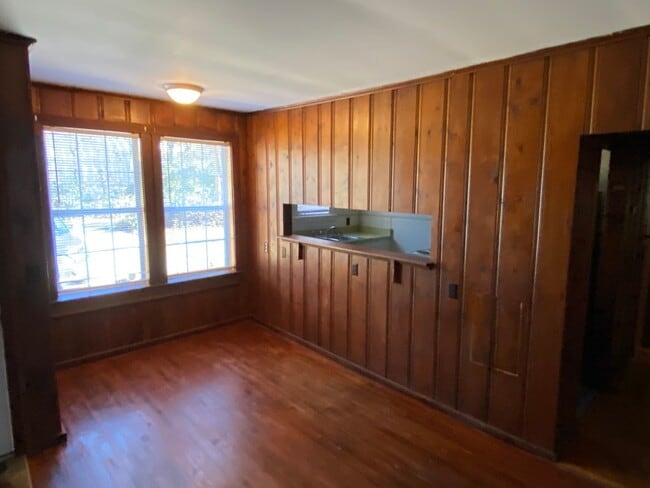 Building Photo - Quaint 1 bedroom home near the marina Move...