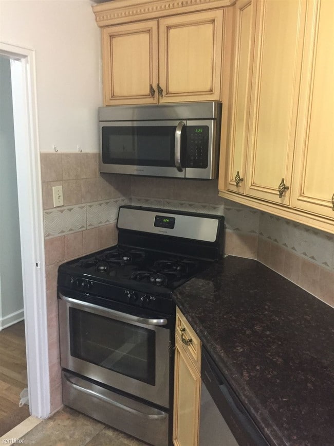 Building Photo - 1 br, 1 bath  - 8110 135th St 1