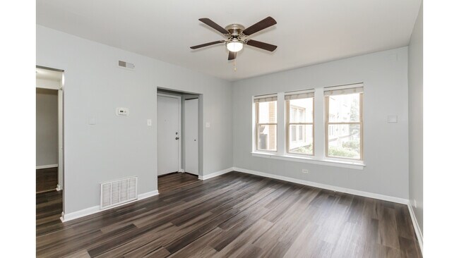 Building Photo - 2410 N Kilbourn Ave