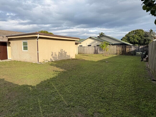 Foto del edificio - 4941 Marbella Rd N