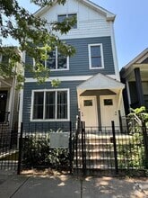 Building Photo - 3114 N Southport Ave