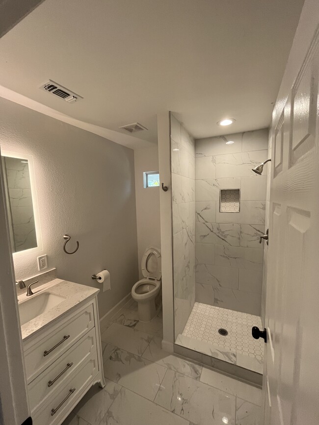 Guest Bathroom - 408 Idaho