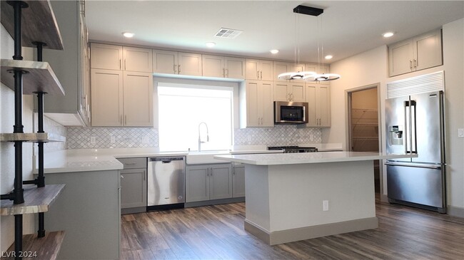 Foto del edificio - 8036 Carpenter Creek Ave