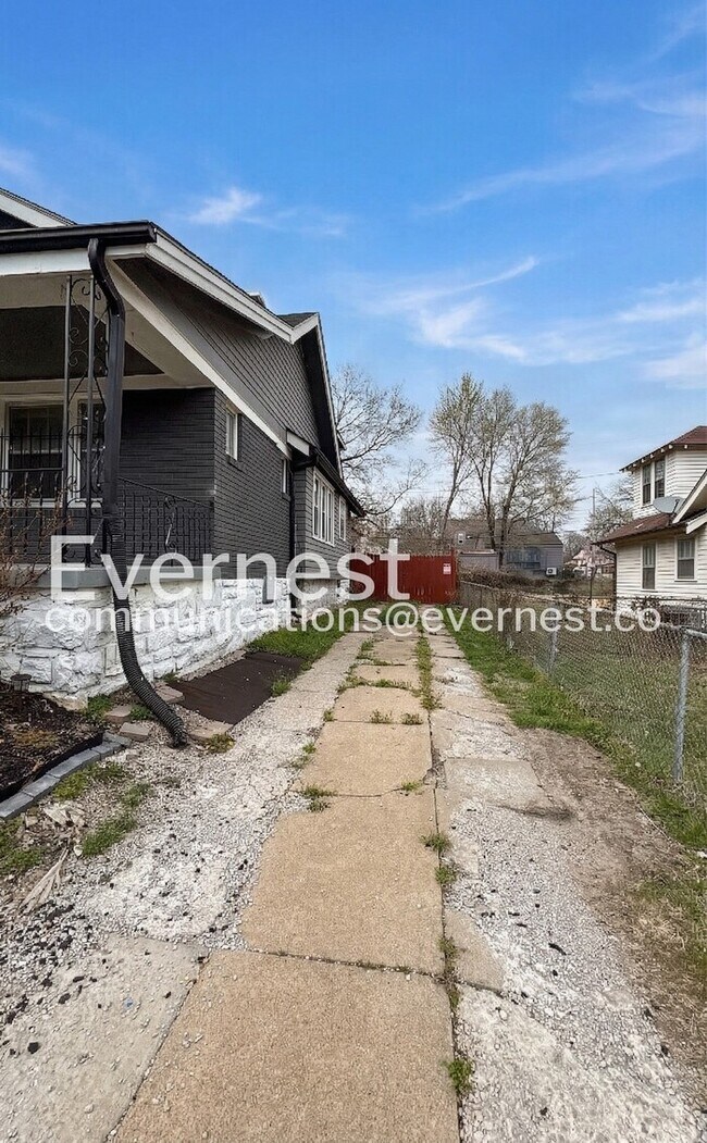 Foto del edificio - 2242 E 70th St