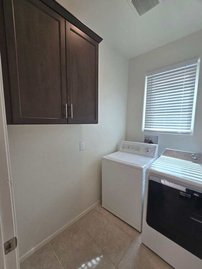 Building Photo - Freshly updated 3 bedroom/ 2 bath Home