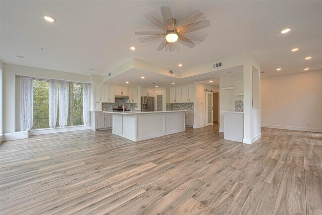 Foto del edificio - 6628 Bayou Glen Rd