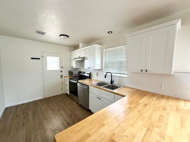 Foto del edificio - 1410 Chapel Creek Rd