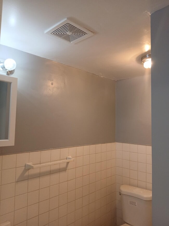 Building Photo - 225 W Mulberry St