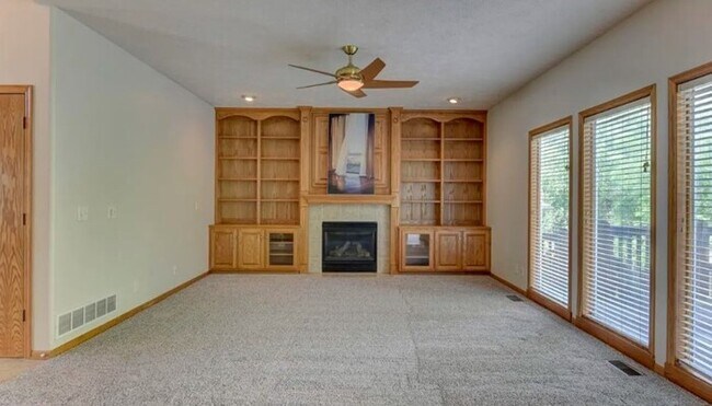 Building Photo - 701 Fleetwood Drive, Papillion, NE, 68133