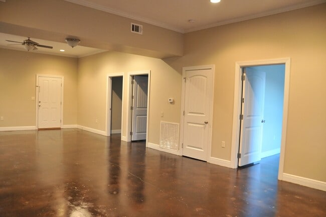 Building Photo - 1420 Cloverdale Rd