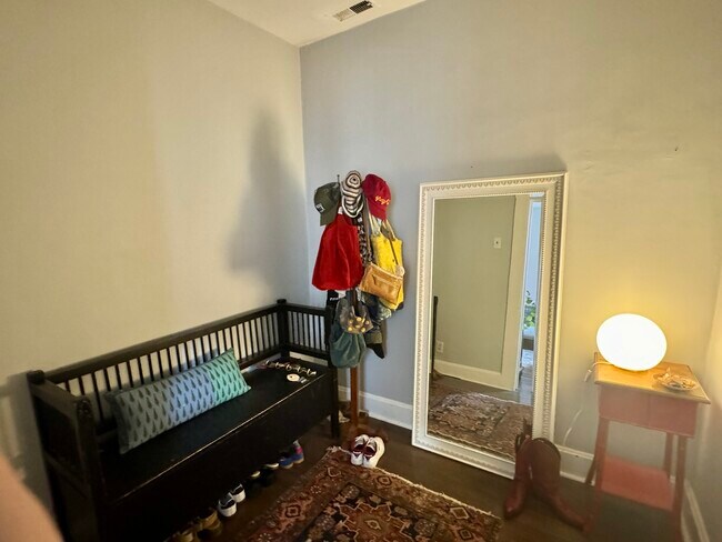 Foto del edificio - 2552 N Southport Ave