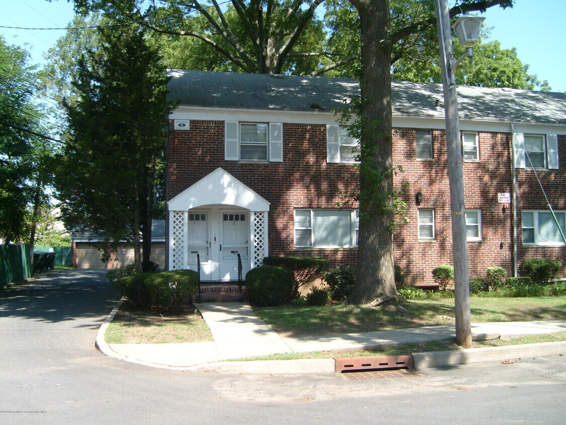 2 Manor Dr, Red Bank, NJ 07701 Condo for Rent in Red Bank, NJ
