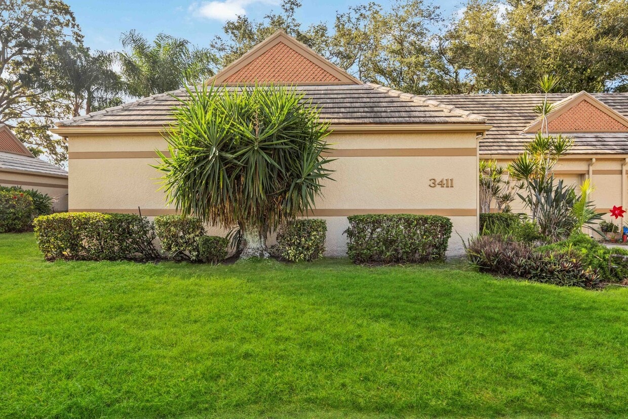 Beautiful Must See!! 3/2 Plus Sunroom & Garage!! Gated Community!! - Beautiful Must See!! 3/2 Plus Sunroom & Garage!! Gated Community!!