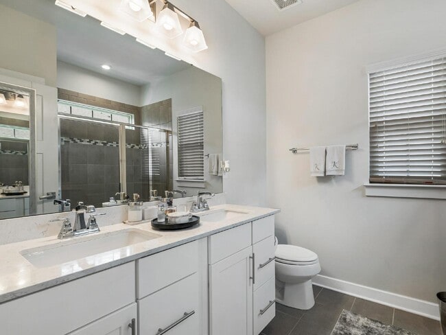 Building Photo - End unit townhome just minutes from uptown!!