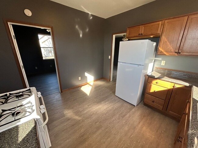 Building Photo - Two bedroom single family house within walking distance of Blessing Hospital.