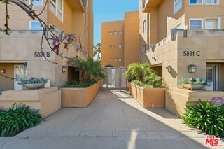 Building Photo - 5831 Seawalk Dr