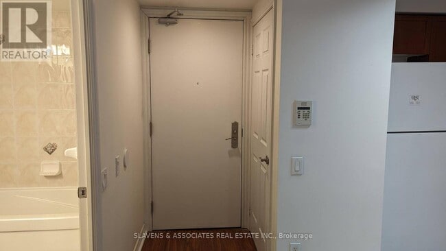 Photo du bâtiment - 61 Town Centre Court