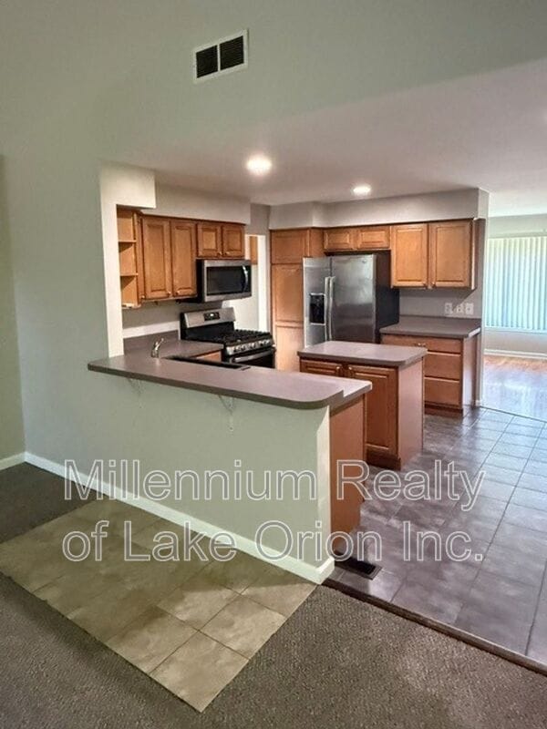 Building Photo - 465 Trombley Rd
