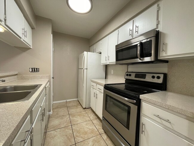 Building Photo - AVAILABLE NOW 2 BED 2 BATH APARTMENT IN EU...