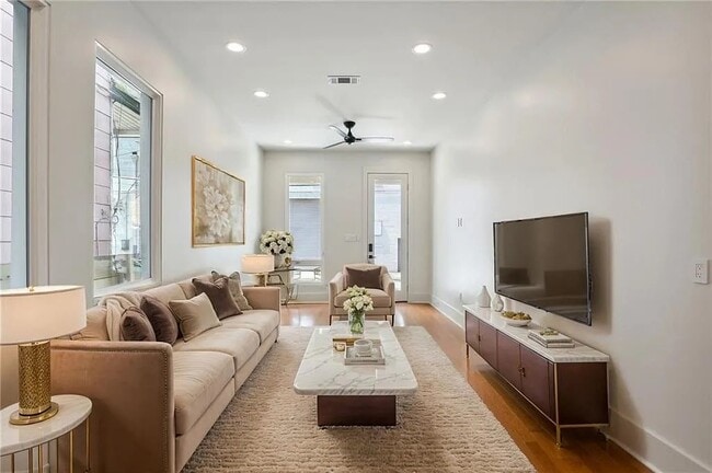 Building Photo - 933 Terpsichore St