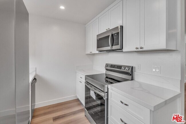 Foto del edificio - 6616 Sylmar Ave