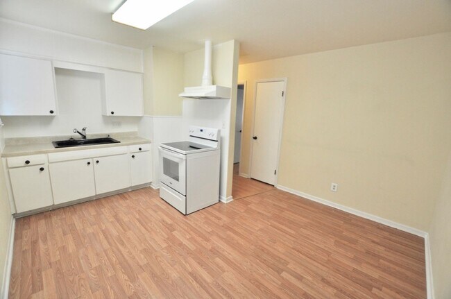 Building Photo - FOR LEASE! Cute 3 BR - 1 BA Frame Home wit...