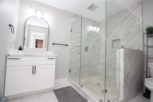 Foto del edificio - 2422 Lone Oak Rd