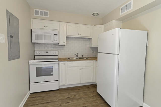 Kitchen - 1255 S New Florissant Rd