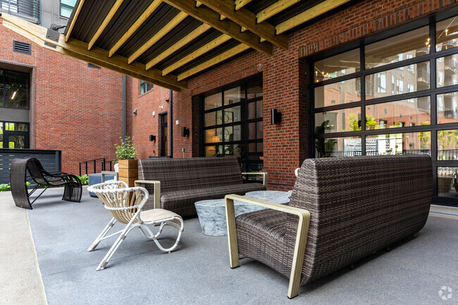 Piscina al aire libre y patio - Southern Station