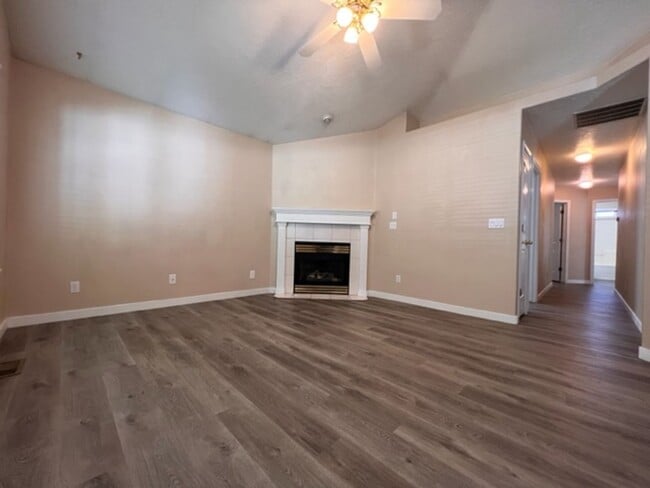 Building Photo - 5797 N Applebrook Way