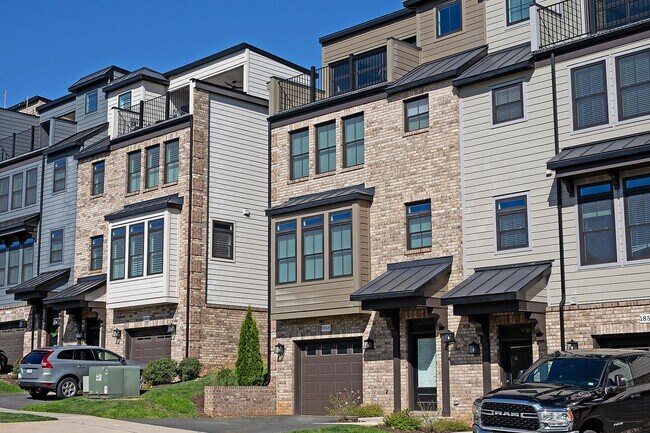 Foto del edificio - Spacious Cascadia Townhome With Rooftop Te...